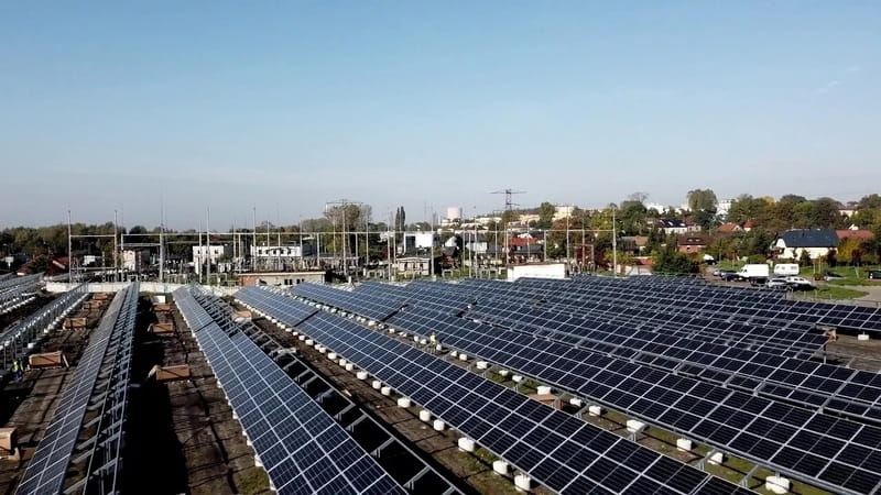 Zbliżenie na panele fotowoltaiczne