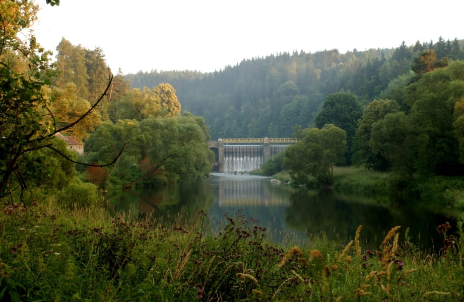 Widok na jaz piętrzący z oddali