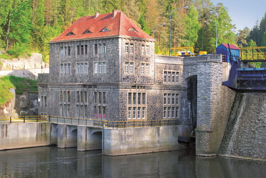 Budynek elektrowni wodnej od strony dolnej wody