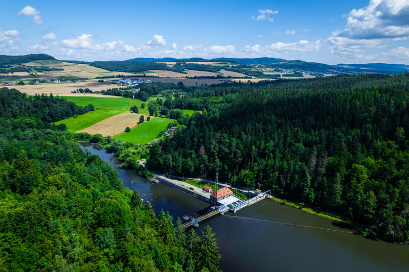 Budynek elektrowni wodnej z lotu ptaka