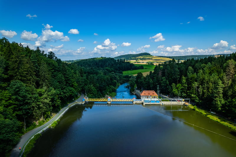Widok na jaz piętrzący i i budynek elektrowni wodnej z lotu ptaka