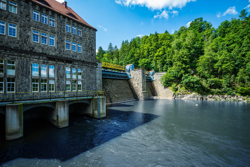 Widok z bliska na budynek elektrowni wodnej od strony dolnej wody