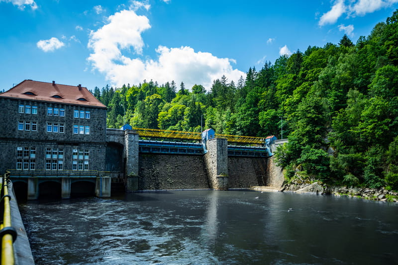 Jaz piętrzący i budynek Elektrowni wodnej z perspektywy dolnej wody