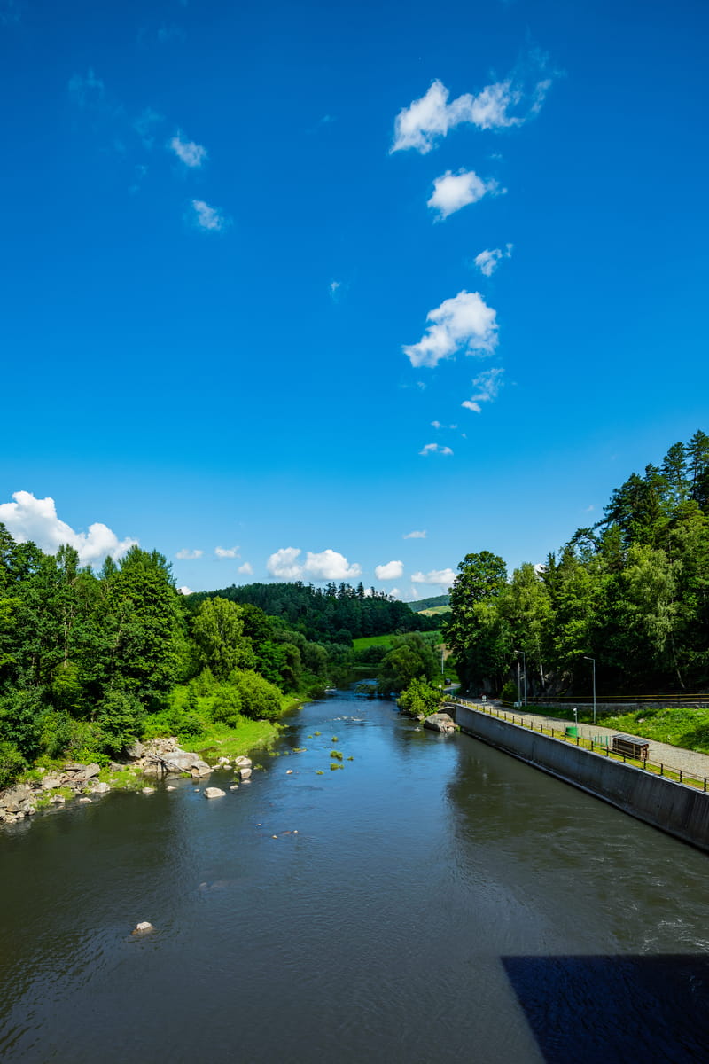 Widok na rzekę z budynku elektrowni wodnej