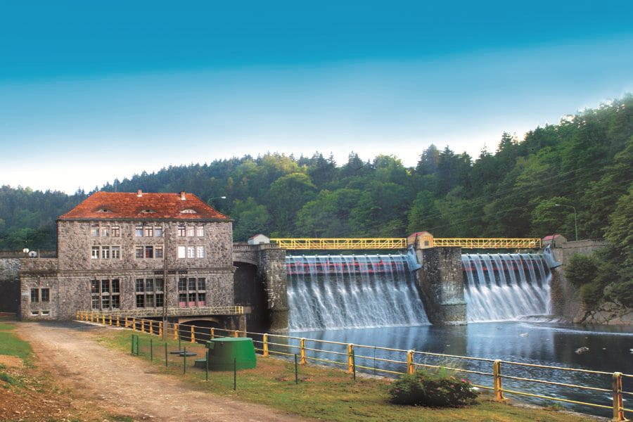 Widok na jaz piętrzący i budynek elektrowni wodnej od strony dolnej wody