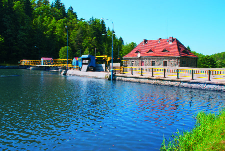 Widok na jaz piętrzący i budynek elektrowni wodnej od strony Górnej wody