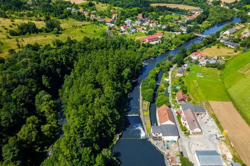 Widok na budynek elektrowni wodnej z lotu ptaka