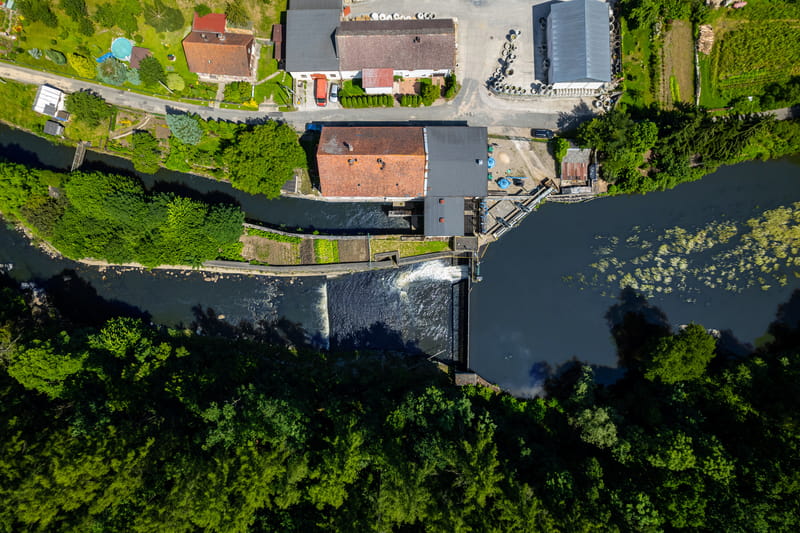 Widok na jaz piętrzący i elektrownie wodną z lotu ptaka