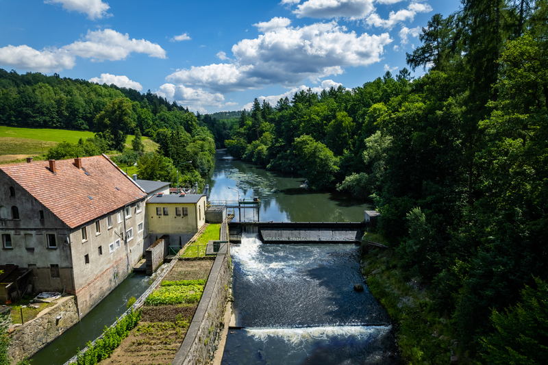 Budynek elektrowni wodnej i jaz piętrzący od strony dolnej wody