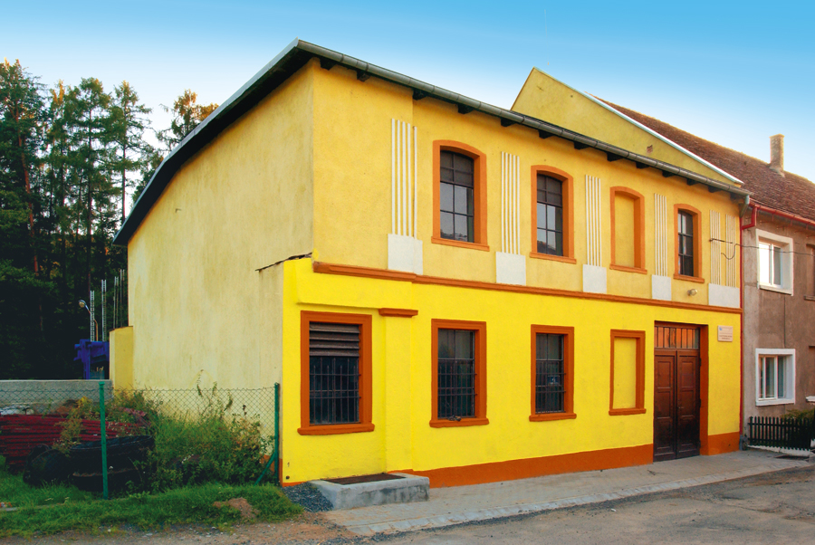 Budynek elektrowni wodnej z bliska