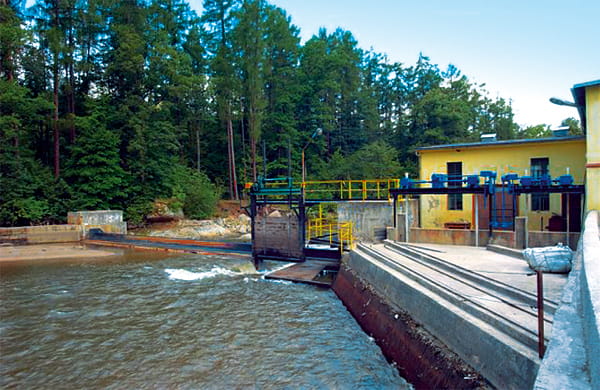 Jaz piętrzący i budynek elektrowni wodnej od strony górnej wody