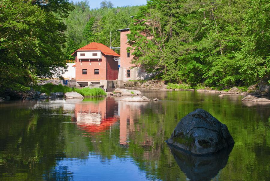 Budynek elektrowni wodnej od strony Rzeki Bóbr