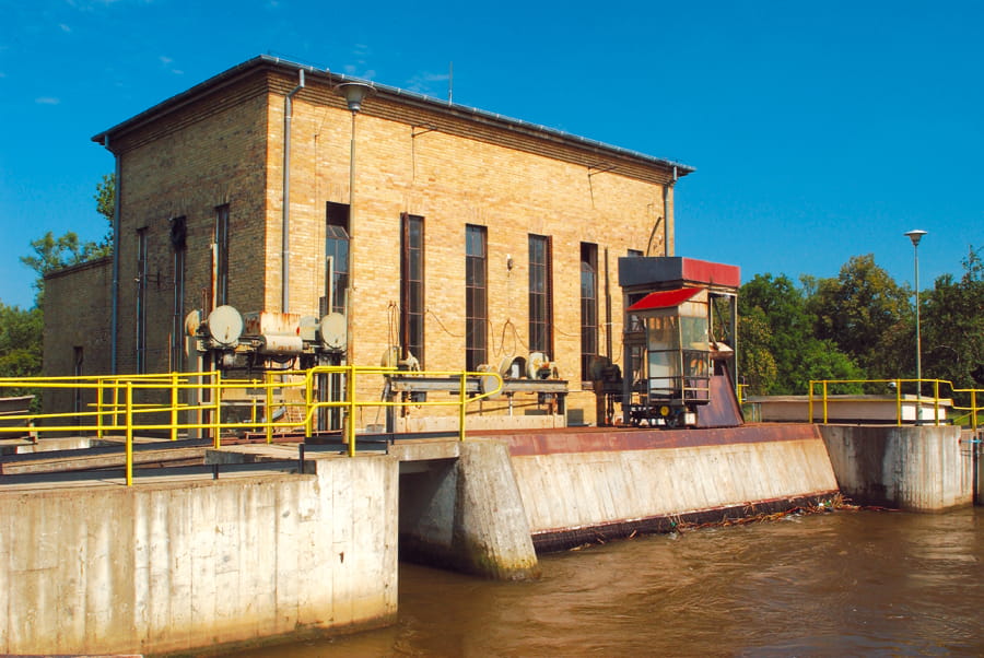 Budynek elektrowni wodnej z bliska