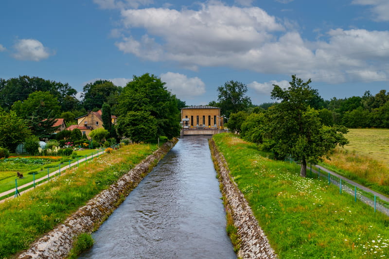Budynek elektrowni wodnej od strony górnej wody