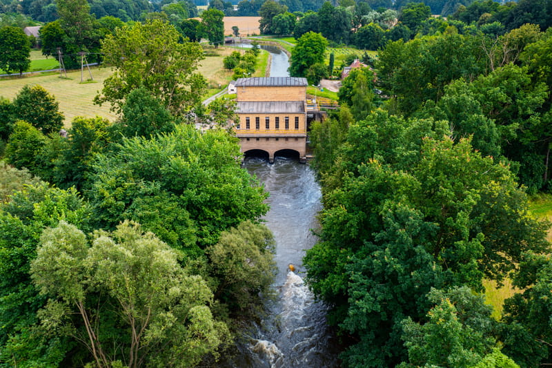 Widok elektrowni wodnej z lotu ptaka