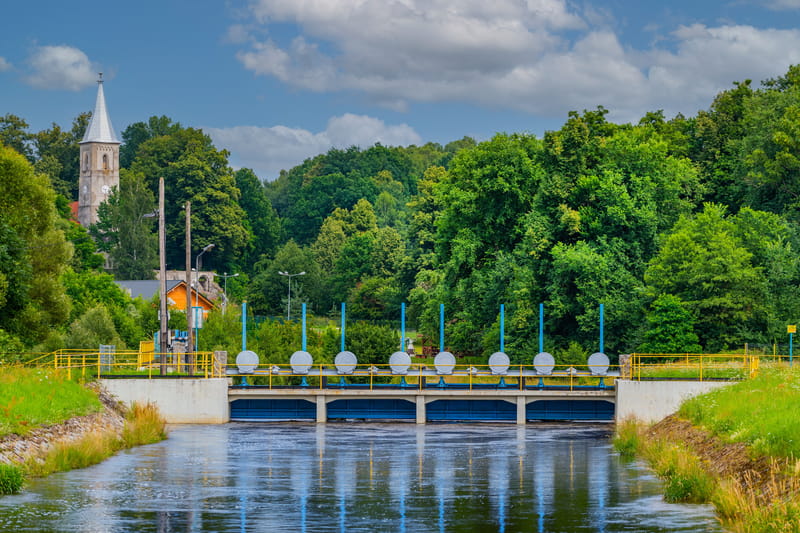 Jaz piętrzący z otoczeniem