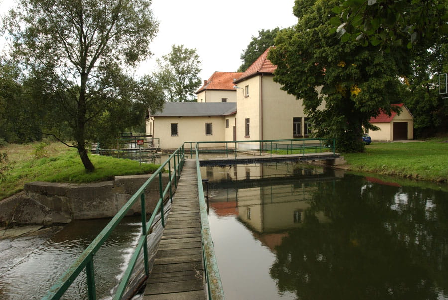 Jaz piętrzący i elektrownia wodna