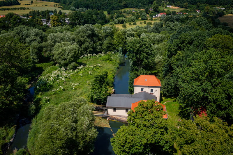 Widok elektrowni wodnej i Nysy Kłodzkiej z lotu ptaka