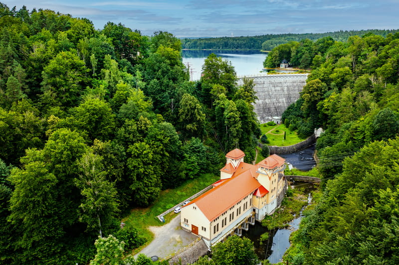 Widok zapory i elektrowni wodnej z lotu ptaka