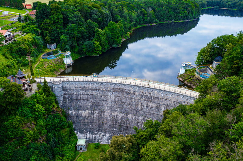 Widok zapory i jeziora z lotu ptaka