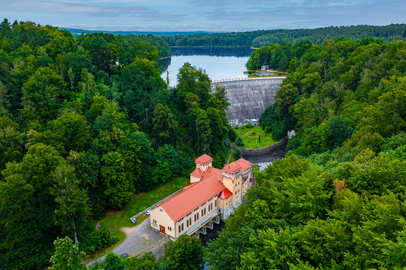Budynek elektrowni i zapora z lotu ptaka