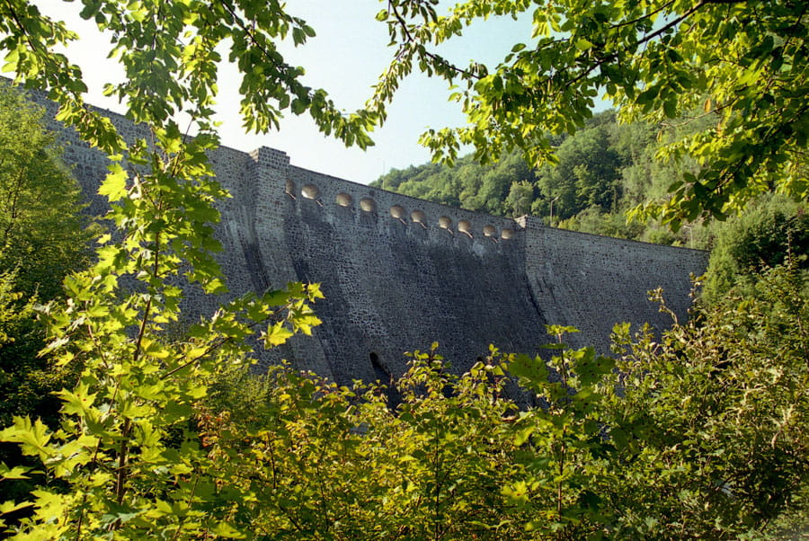 Zapora widziana z dołu