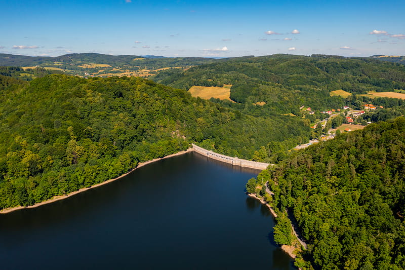 Jezioro Bystrzyckie i zapora z lotu ptaka