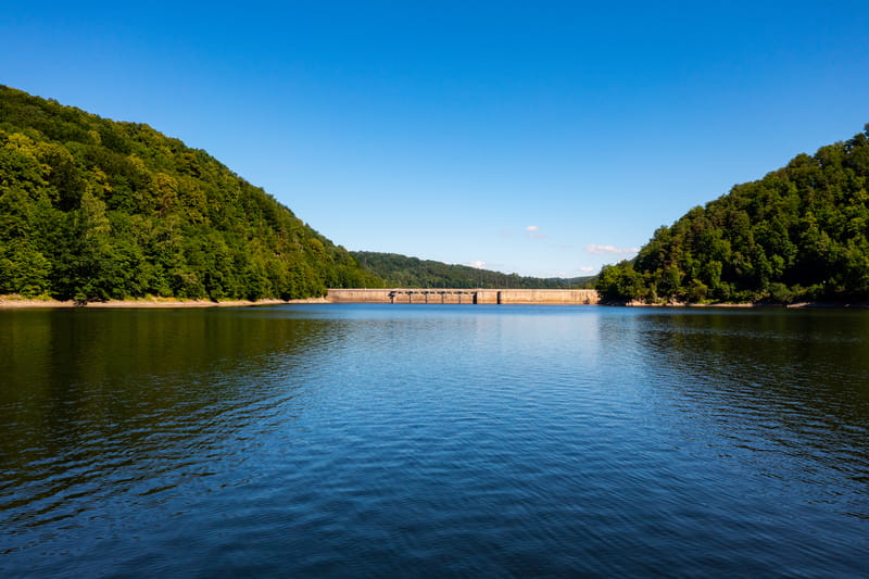 Widok na zaporę od strony jeziora Bystrzyckiego