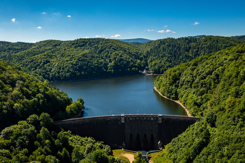 Jezioro Bystrzyckie i zapora z lotu ptaka