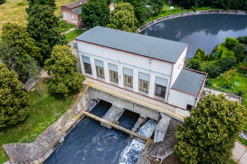 Budynek elektrowni wodnej z lotu ptaka