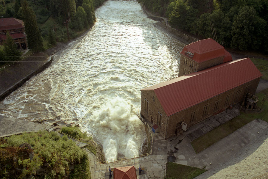 Budynek elektrowni wodnej widziany z zapory