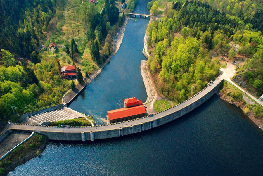 Okolica zapory i elektrownia wodna z lotu ptaka
