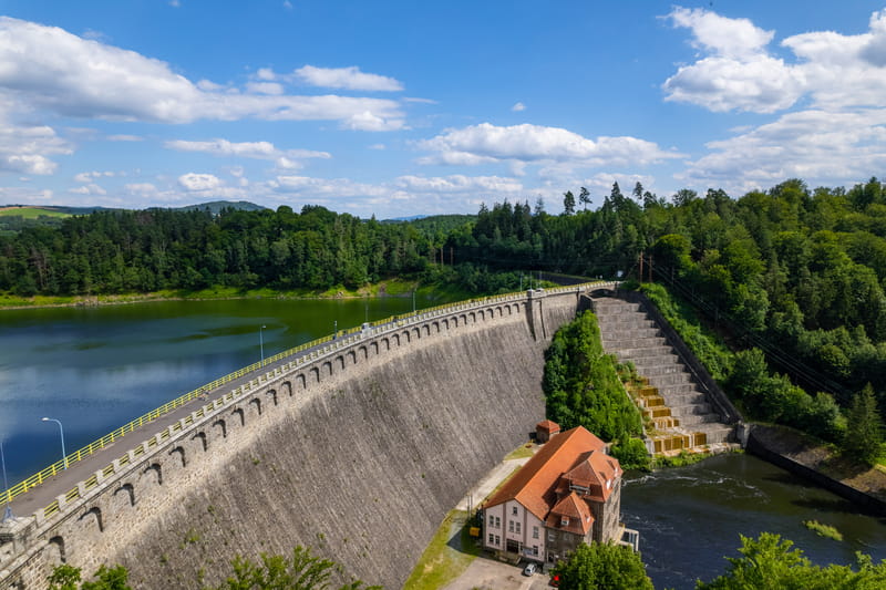 Zapora z kaskadą i elektrownia wodna