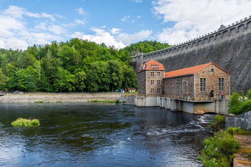 Widok elektrowni wodnej i zapory