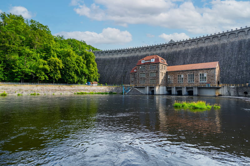 Budynek elektrowni wodnej od strony dolnej wody
