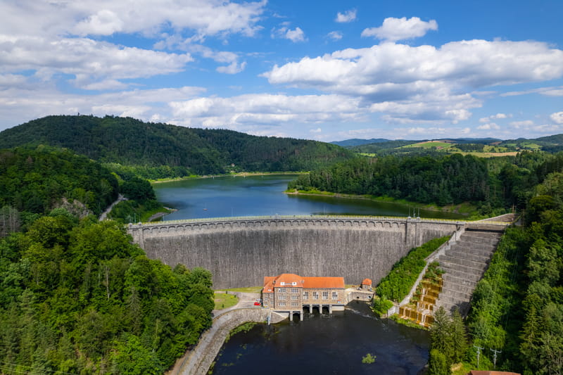 Elektrownia wodna i zapora z lotu ptaka