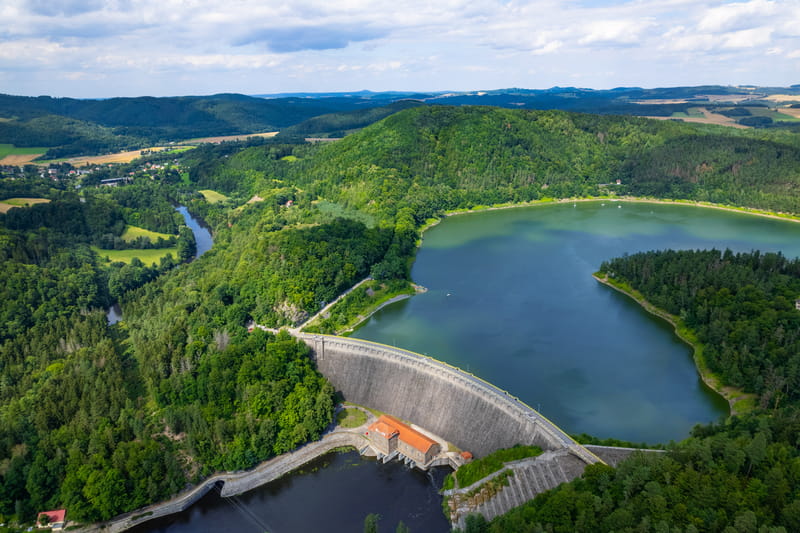 Malownicza okolica elektrowni z lotu ptaka