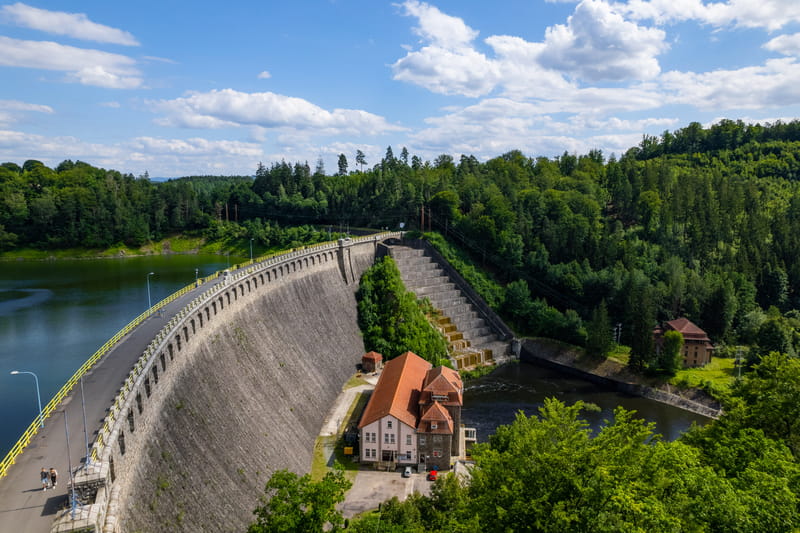 Elektrownia, zapora i kaskada
