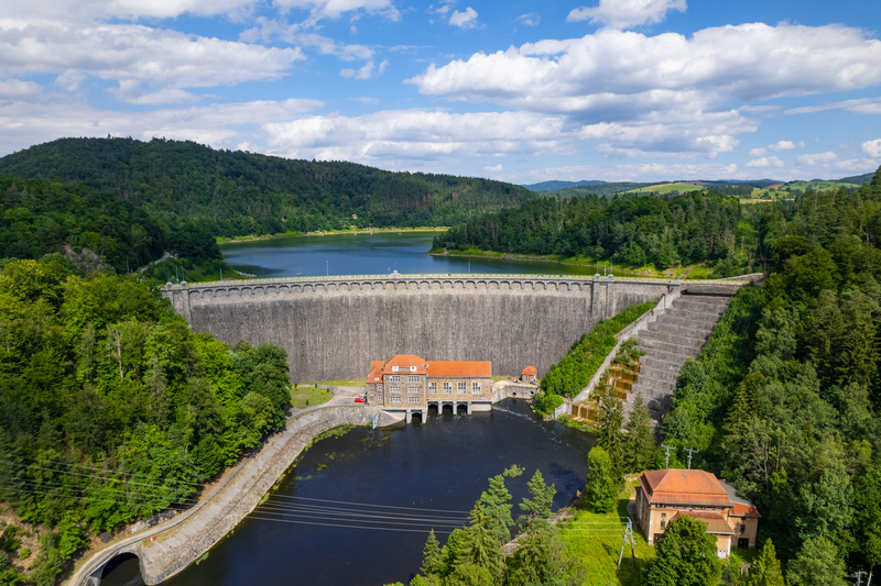 Elektrownia, zapora i kaskada z lotu ptaka