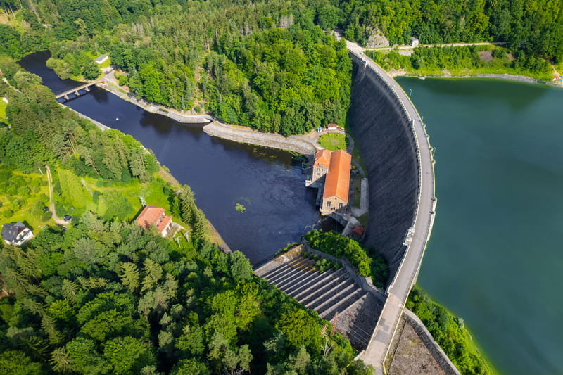 Widok na zaporę i elektrownię z lotu ptaka