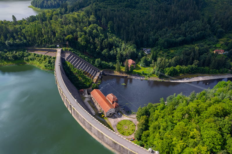 Zapora i elektrownia widok z góry
