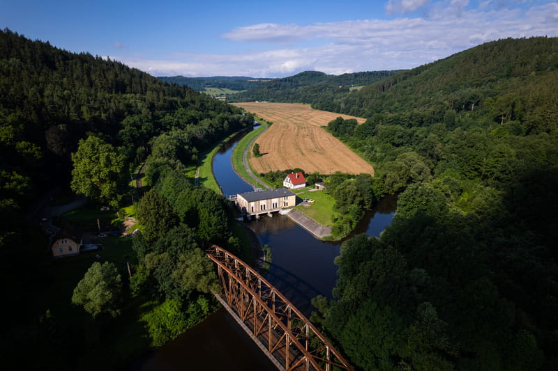 Widok mostu kolejowego i elektrowni wodnej z lotu ptaka