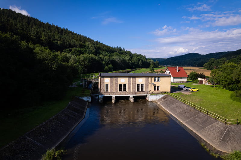 Budynek elektrowni wodnej od strony dolnej wody