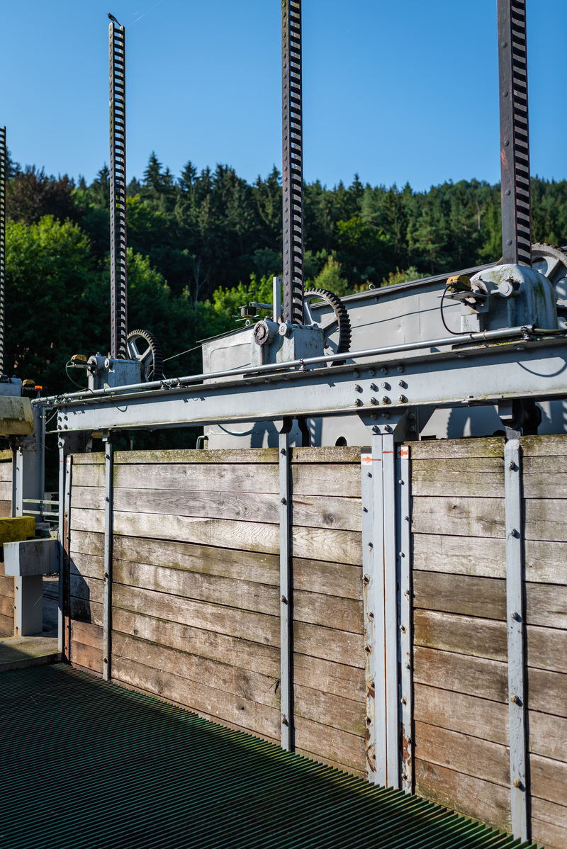 Zasuwy jazu piętrzącego