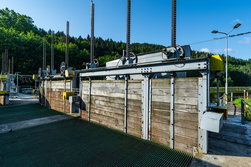 Zasuwy jazu piętrzącego