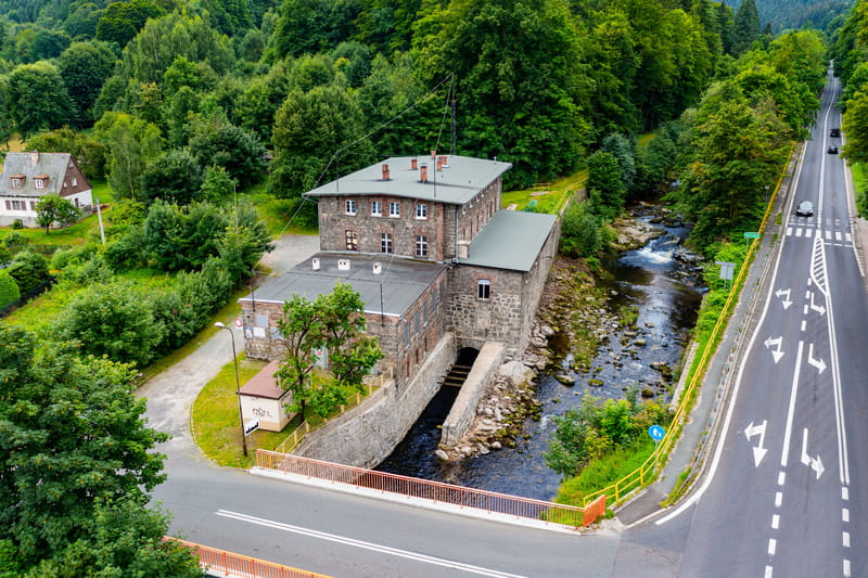 Budynek elektrowni wodnej z lotu ptaka