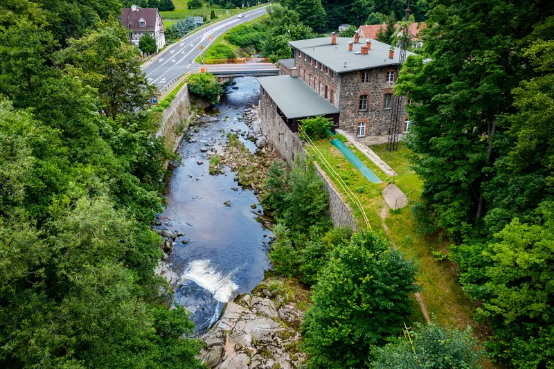 Widok rzeki Kamiennej i elektrownia wodna