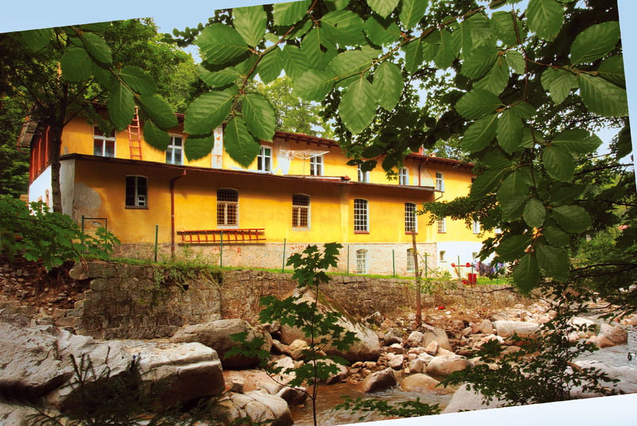 Budynek elektrowni wodnej od strony rzeki