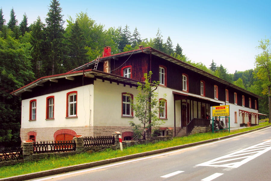 Budynek elektrowni wodnej od strony drogi