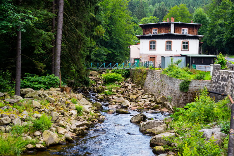 Budynek elektrowni wodnej od strony dolnej wody